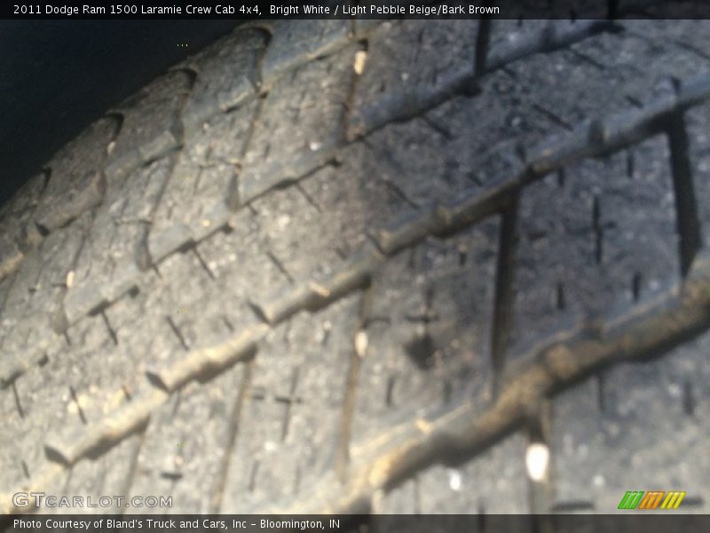 Bright White / Light Pebble Beige/Bark Brown 2011 Dodge Ram 1500 Laramie Crew Cab 4x4