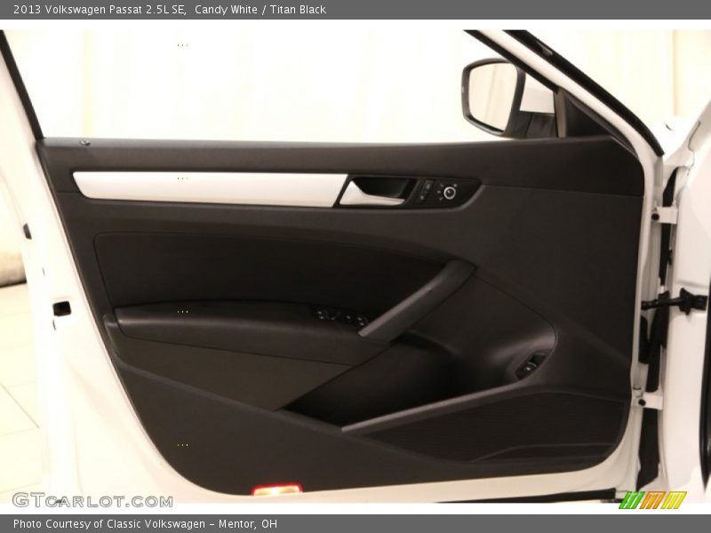 Candy White / Titan Black 2013 Volkswagen Passat 2.5L SE