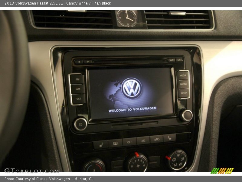 Candy White / Titan Black 2013 Volkswagen Passat 2.5L SE