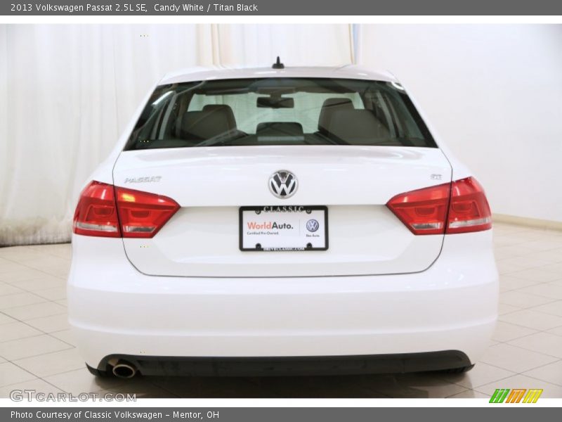 Candy White / Titan Black 2013 Volkswagen Passat 2.5L SE