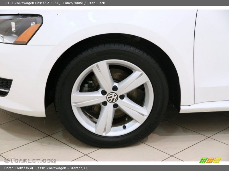 Candy White / Titan Black 2013 Volkswagen Passat 2.5L SE