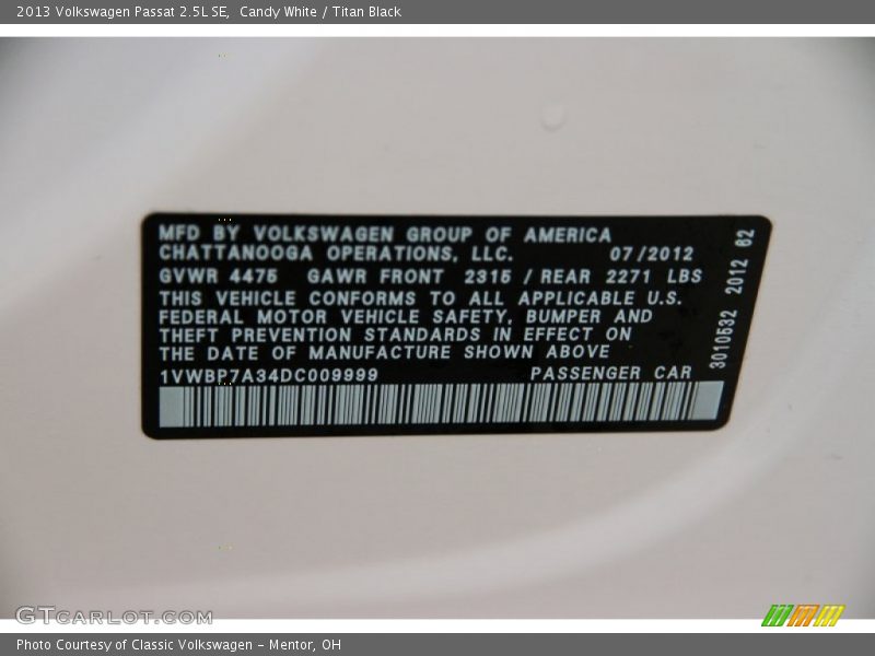 Candy White / Titan Black 2013 Volkswagen Passat 2.5L SE