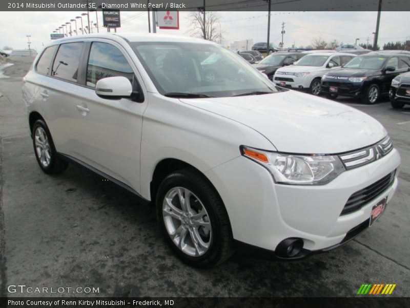 Diamond White Pearl / Black 2014 Mitsubishi Outlander SE