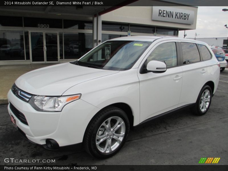 Diamond White Pearl / Black 2014 Mitsubishi Outlander SE