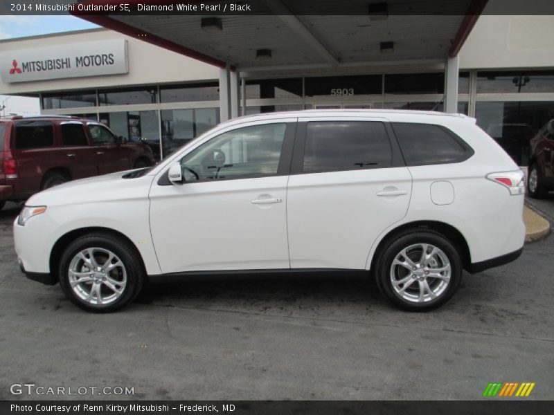 Diamond White Pearl / Black 2014 Mitsubishi Outlander SE