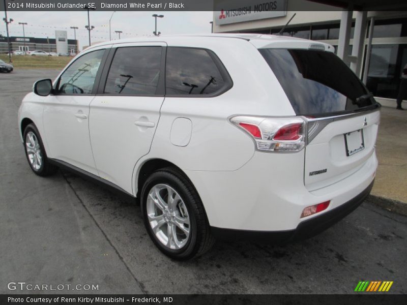 Diamond White Pearl / Black 2014 Mitsubishi Outlander SE