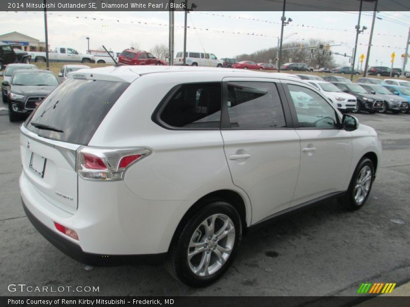 Diamond White Pearl / Black 2014 Mitsubishi Outlander SE