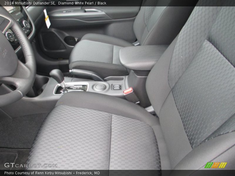 Diamond White Pearl / Black 2014 Mitsubishi Outlander SE
