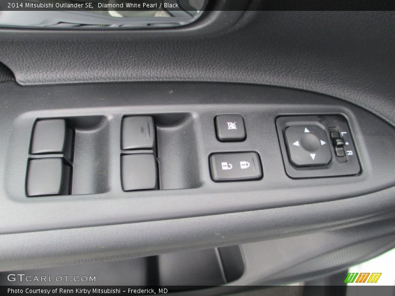 Diamond White Pearl / Black 2014 Mitsubishi Outlander SE