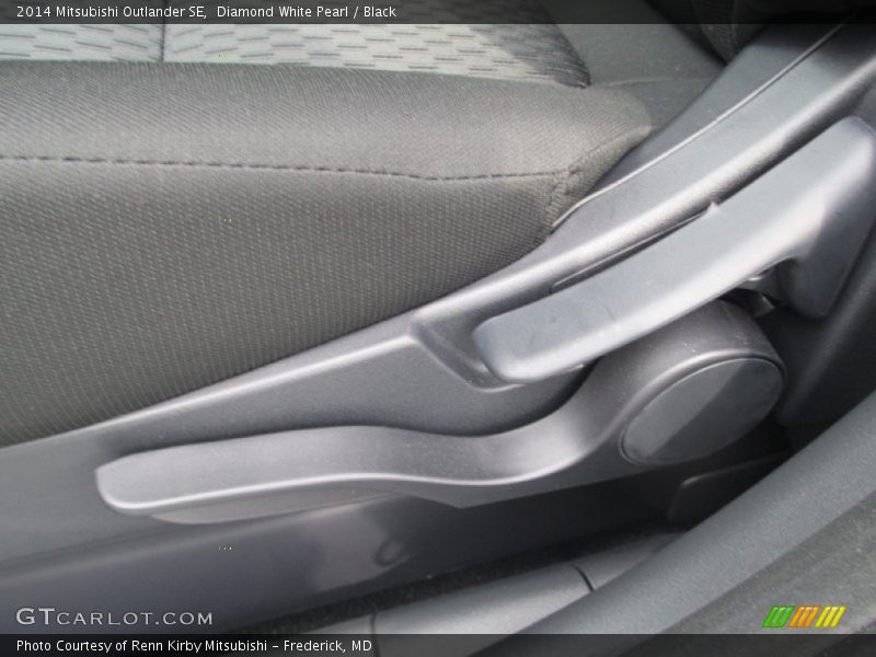 Diamond White Pearl / Black 2014 Mitsubishi Outlander SE