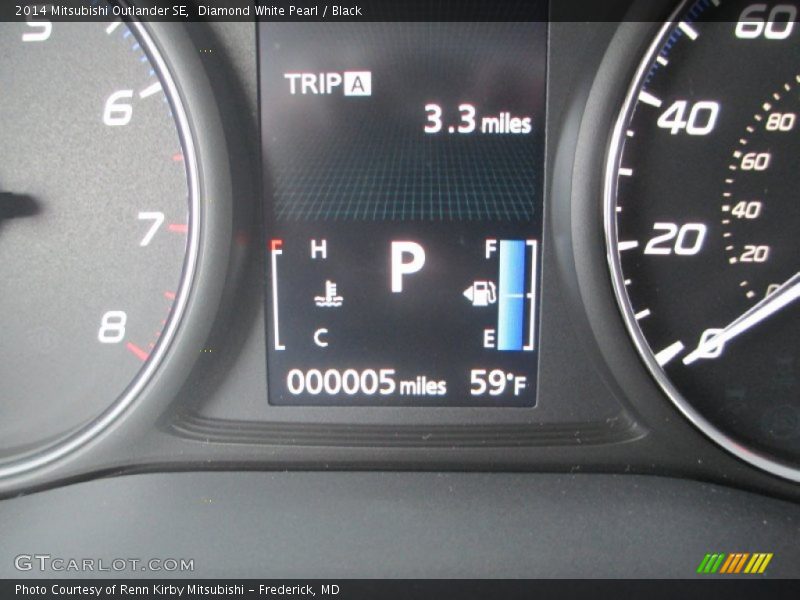 Diamond White Pearl / Black 2014 Mitsubishi Outlander SE