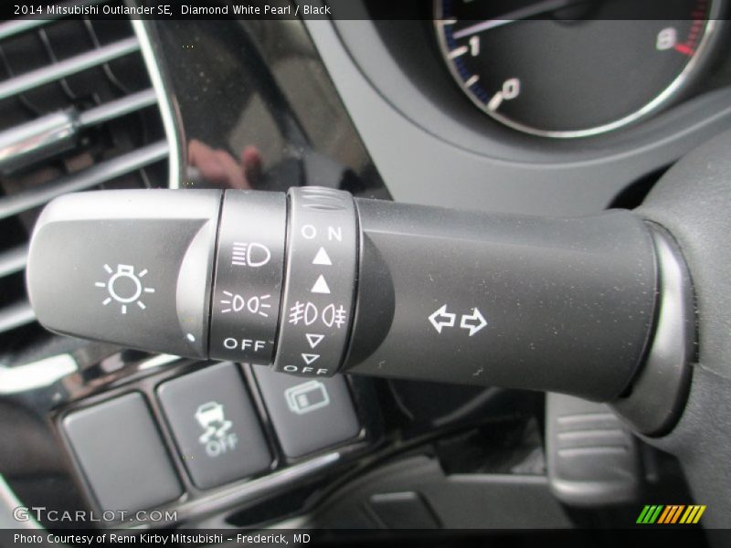 Diamond White Pearl / Black 2014 Mitsubishi Outlander SE