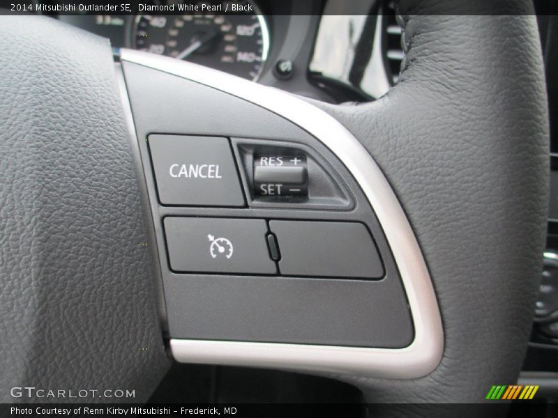 Diamond White Pearl / Black 2014 Mitsubishi Outlander SE