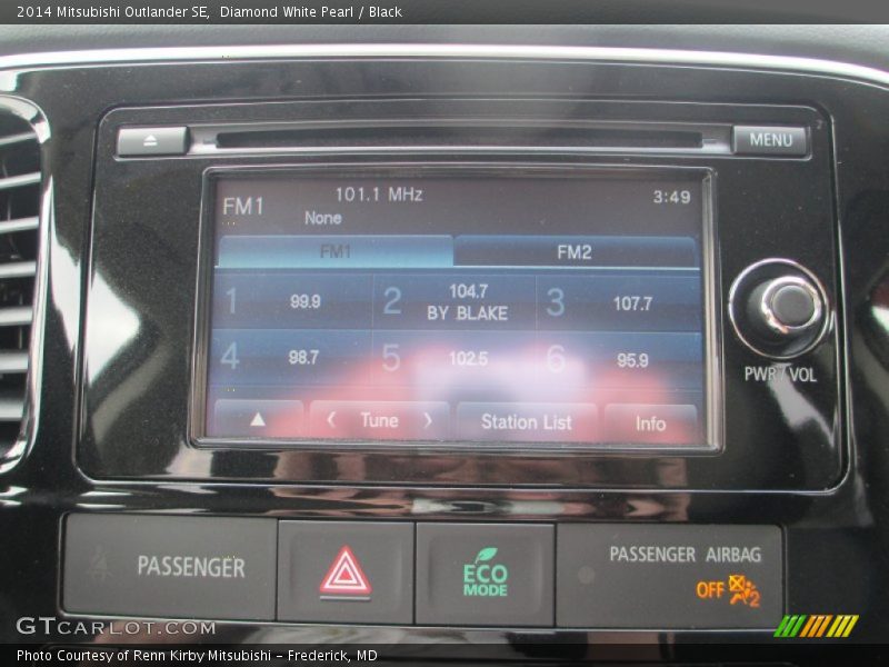 Diamond White Pearl / Black 2014 Mitsubishi Outlander SE