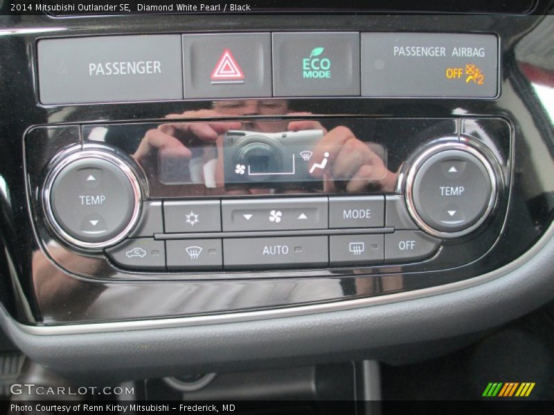 Diamond White Pearl / Black 2014 Mitsubishi Outlander SE