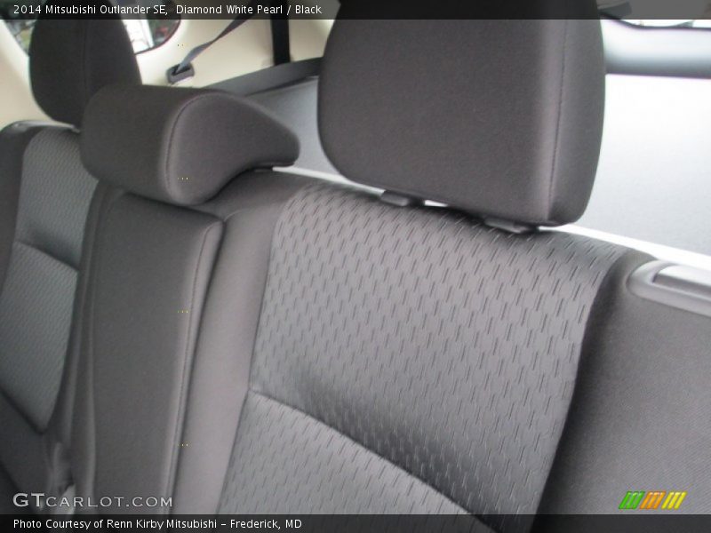 Diamond White Pearl / Black 2014 Mitsubishi Outlander SE