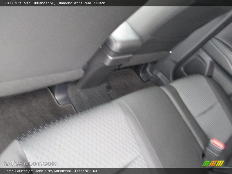 Diamond White Pearl / Black 2014 Mitsubishi Outlander SE