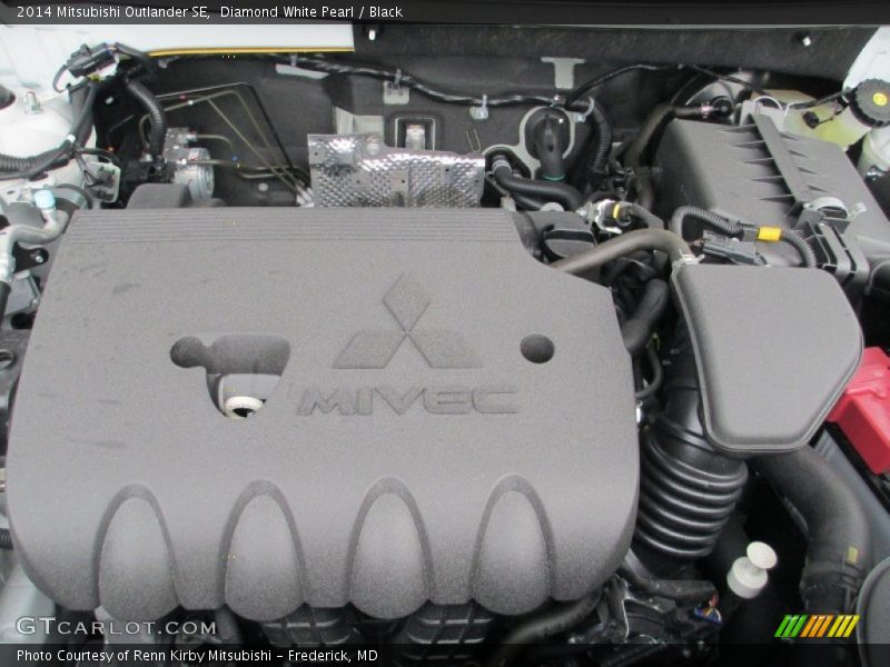 Diamond White Pearl / Black 2014 Mitsubishi Outlander SE