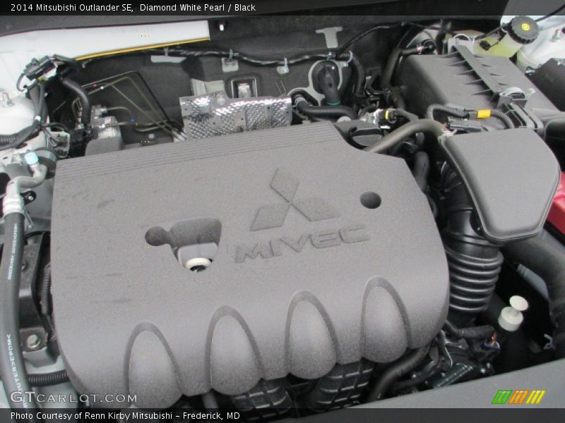 Diamond White Pearl / Black 2014 Mitsubishi Outlander SE