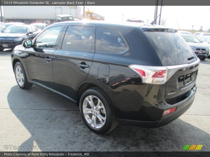 Labrador Black Pearl / Black 2014 Mitsubishi Outlander SE