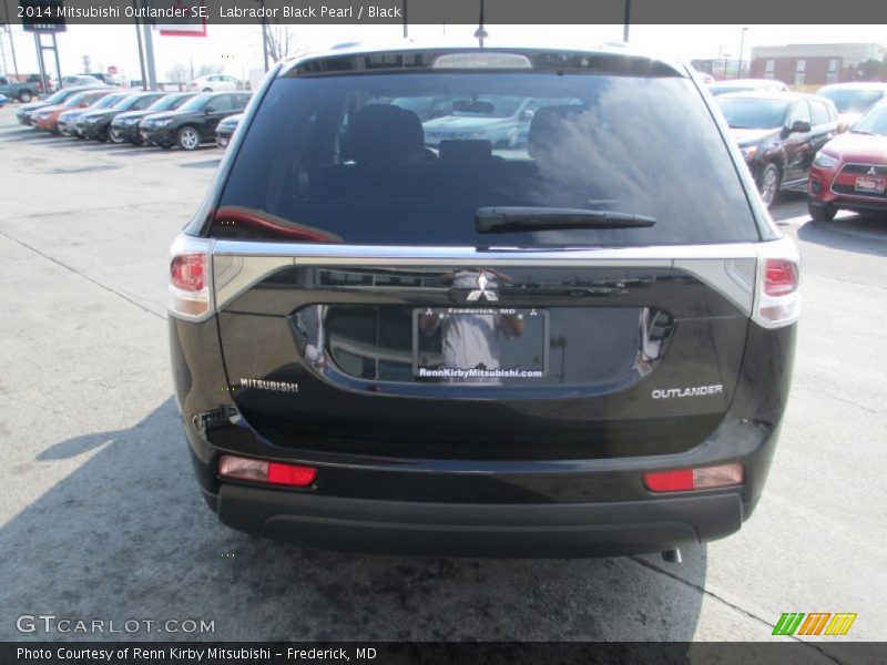 Labrador Black Pearl / Black 2014 Mitsubishi Outlander SE