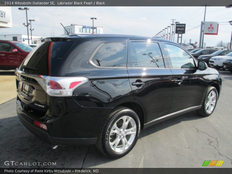 Labrador Black Pearl / Black 2014 Mitsubishi Outlander SE