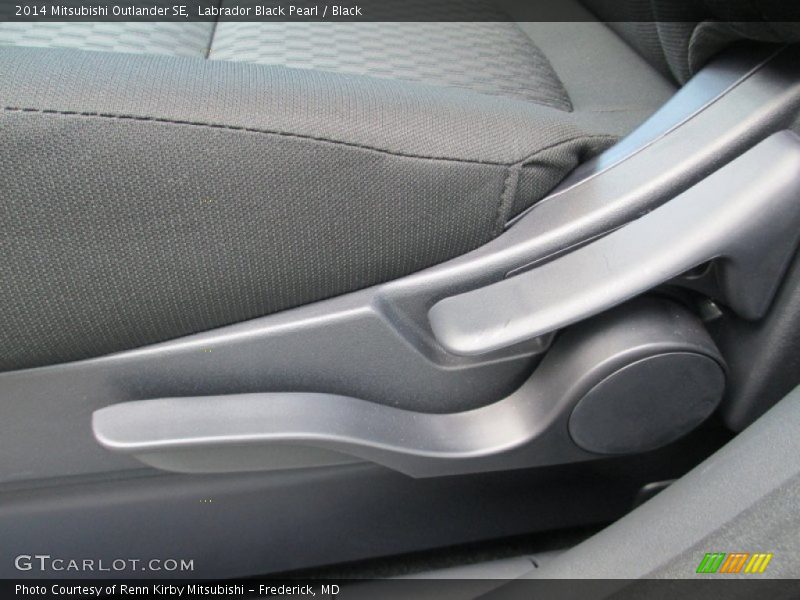 Labrador Black Pearl / Black 2014 Mitsubishi Outlander SE