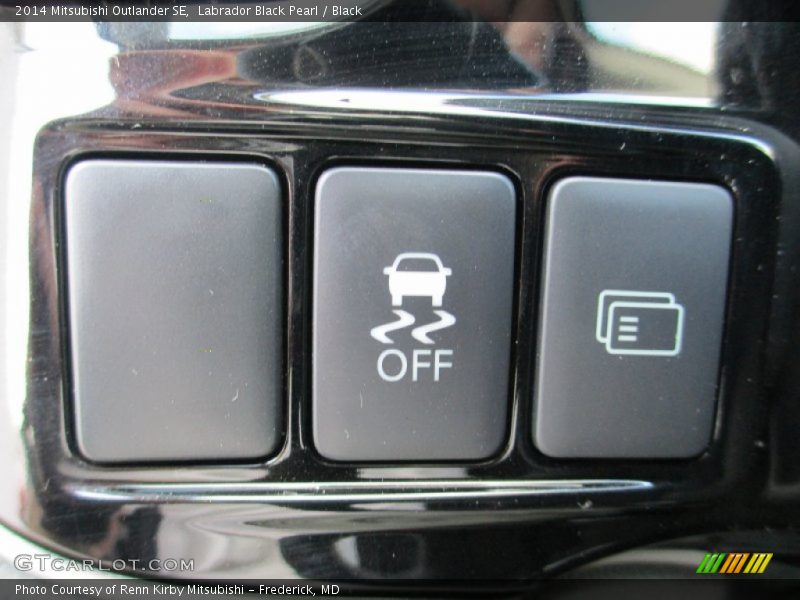 Labrador Black Pearl / Black 2014 Mitsubishi Outlander SE
