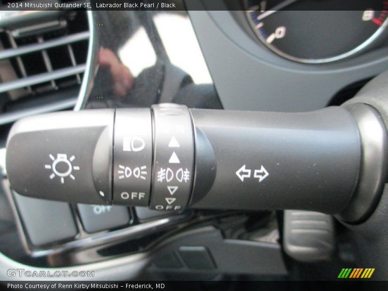 Labrador Black Pearl / Black 2014 Mitsubishi Outlander SE