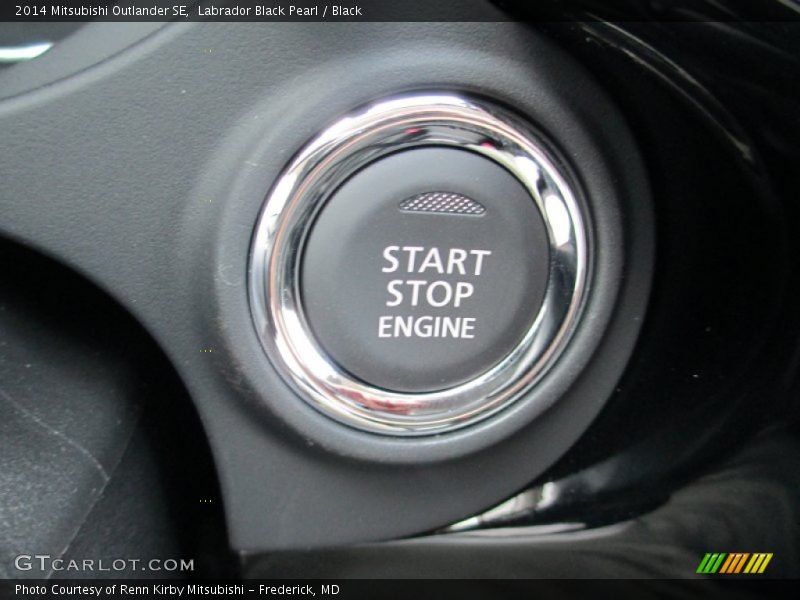 Labrador Black Pearl / Black 2014 Mitsubishi Outlander SE