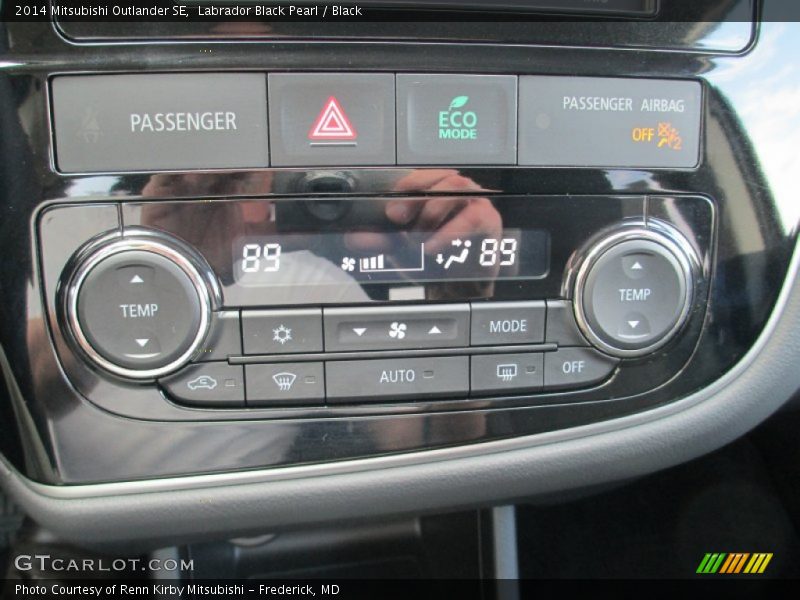 Labrador Black Pearl / Black 2014 Mitsubishi Outlander SE