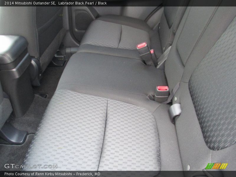Labrador Black Pearl / Black 2014 Mitsubishi Outlander SE