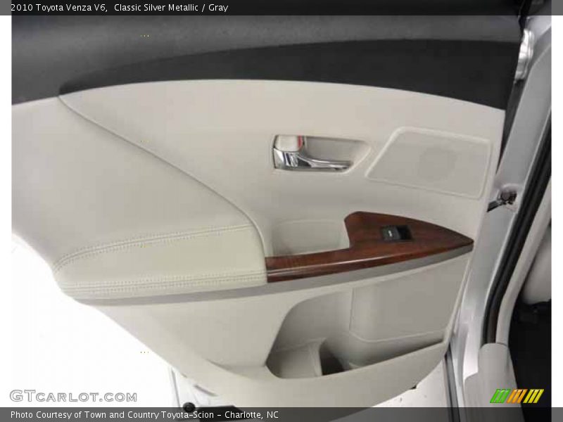 Classic Silver Metallic / Gray 2010 Toyota Venza V6