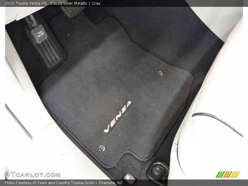 Classic Silver Metallic / Gray 2010 Toyota Venza V6