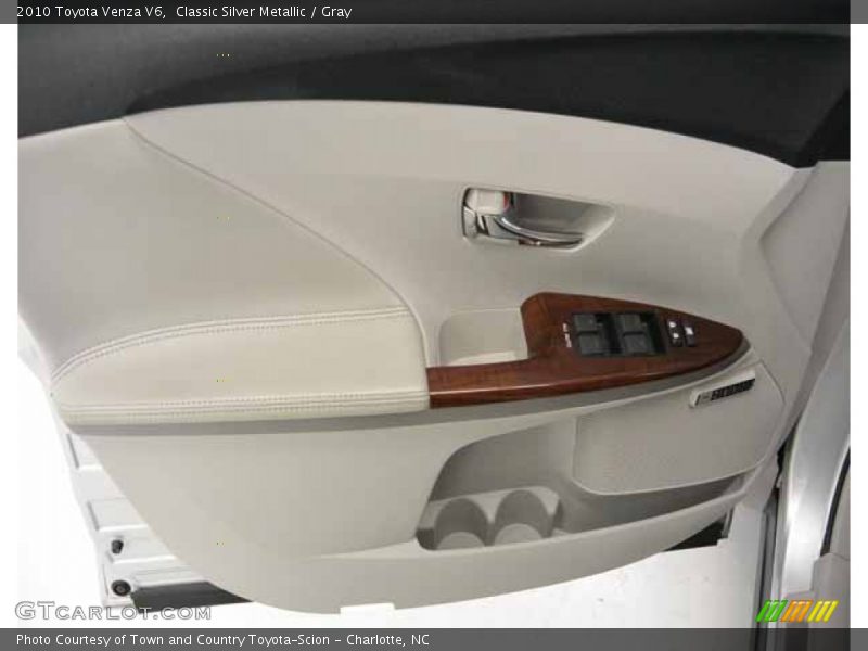 Classic Silver Metallic / Gray 2010 Toyota Venza V6