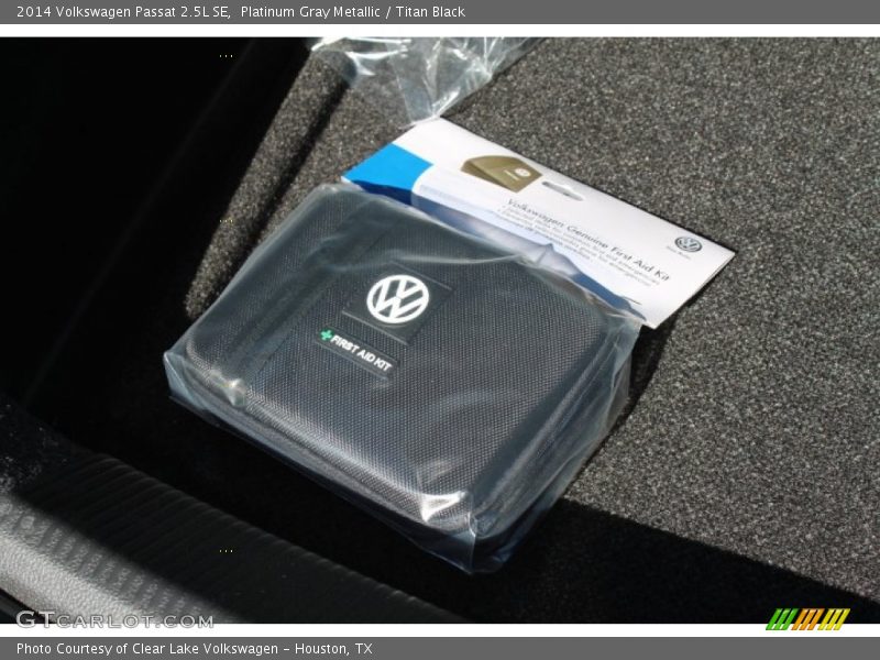 Platinum Gray Metallic / Titan Black 2014 Volkswagen Passat 2.5L SE