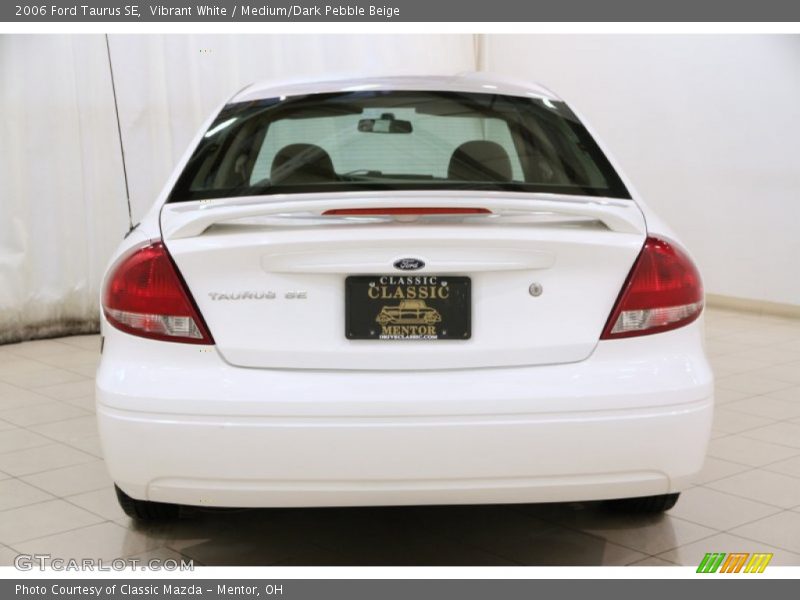 Vibrant White / Medium/Dark Pebble Beige 2006 Ford Taurus SE