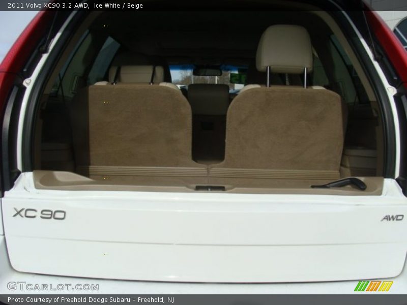 Ice White / Beige 2011 Volvo XC90 3.2 AWD