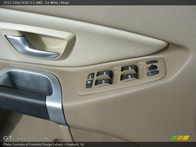 Ice White / Beige 2011 Volvo XC90 3.2 AWD