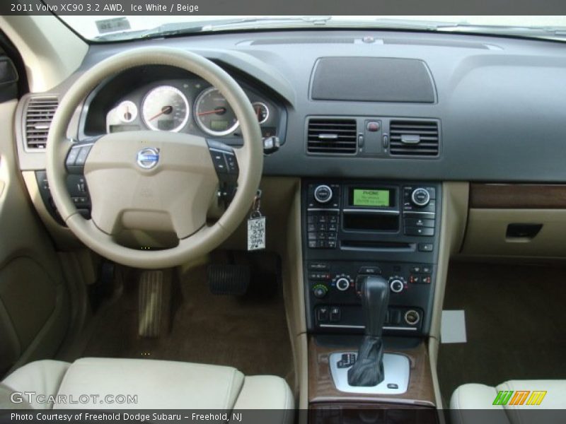Ice White / Beige 2011 Volvo XC90 3.2 AWD