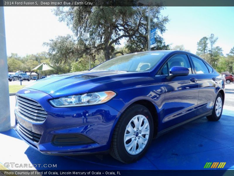Front 3/4 View of 2014 Fusion S
