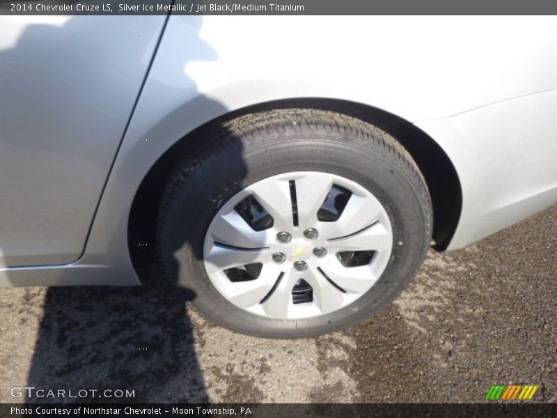 Silver Ice Metallic / Jet Black/Medium Titanium 2014 Chevrolet Cruze LS