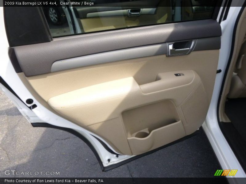 Clear White / Beige 2009 Kia Borrego LX V6 4x4