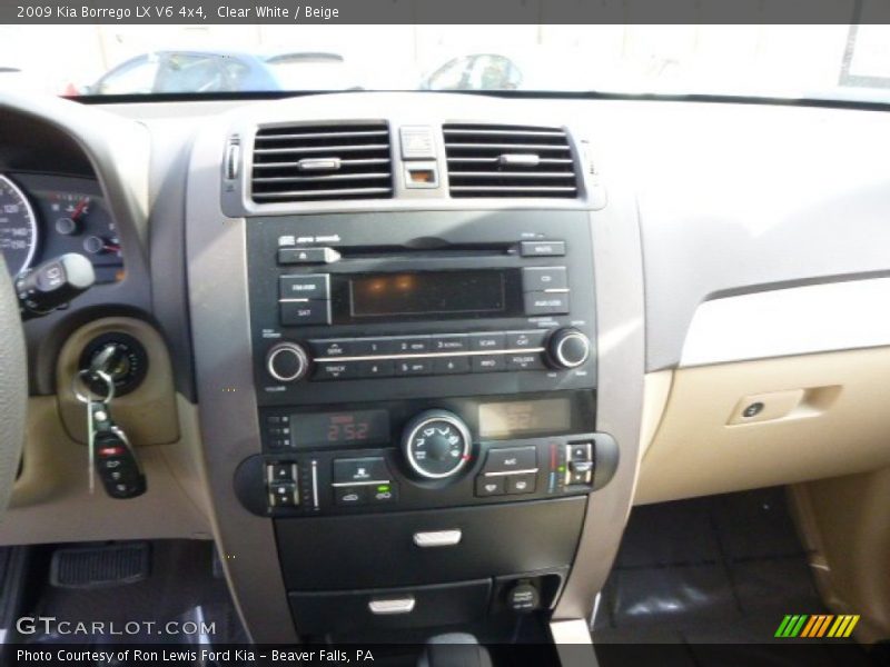 Clear White / Beige 2009 Kia Borrego LX V6 4x4