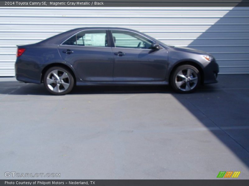 Magnetic Gray Metallic / Black 2014 Toyota Camry SE