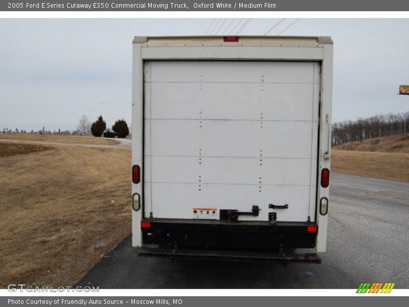 Oxford White / Medium Flint 2005 Ford E Series Cutaway E350 Commercial Moving Truck