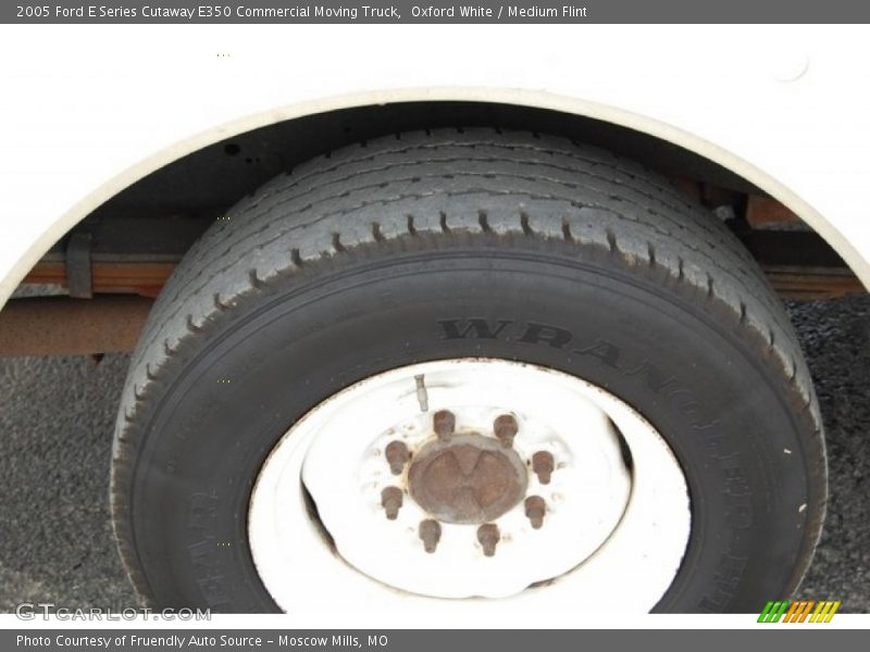 Oxford White / Medium Flint 2005 Ford E Series Cutaway E350 Commercial Moving Truck