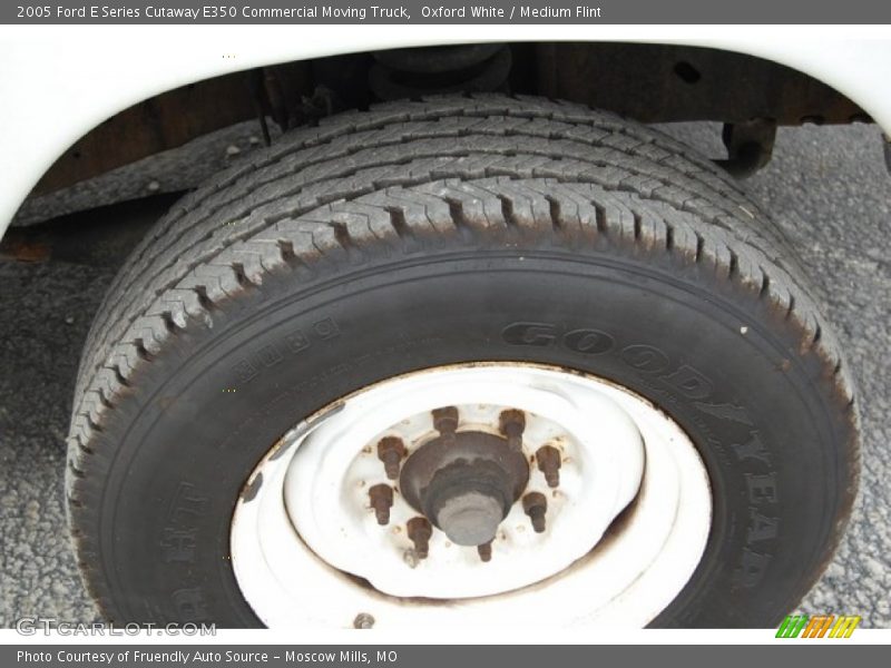 Oxford White / Medium Flint 2005 Ford E Series Cutaway E350 Commercial Moving Truck