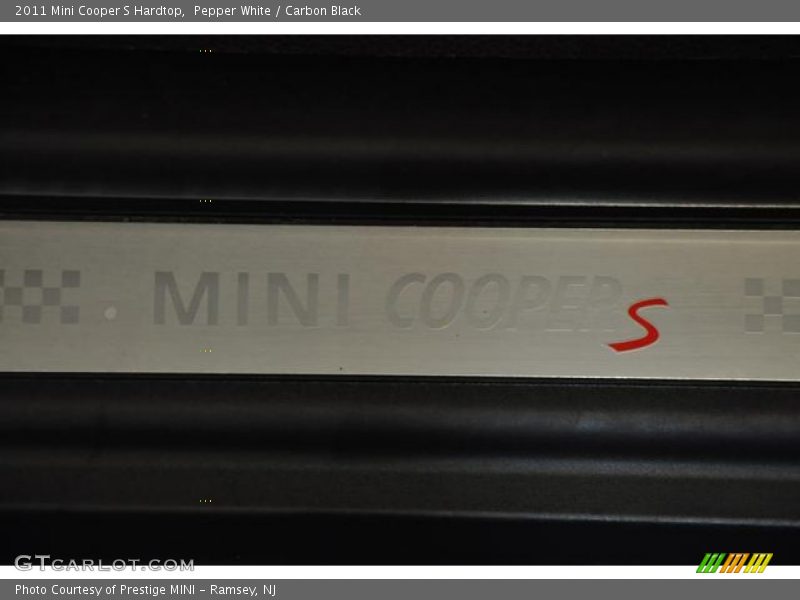 Pepper White / Carbon Black 2011 Mini Cooper S Hardtop
