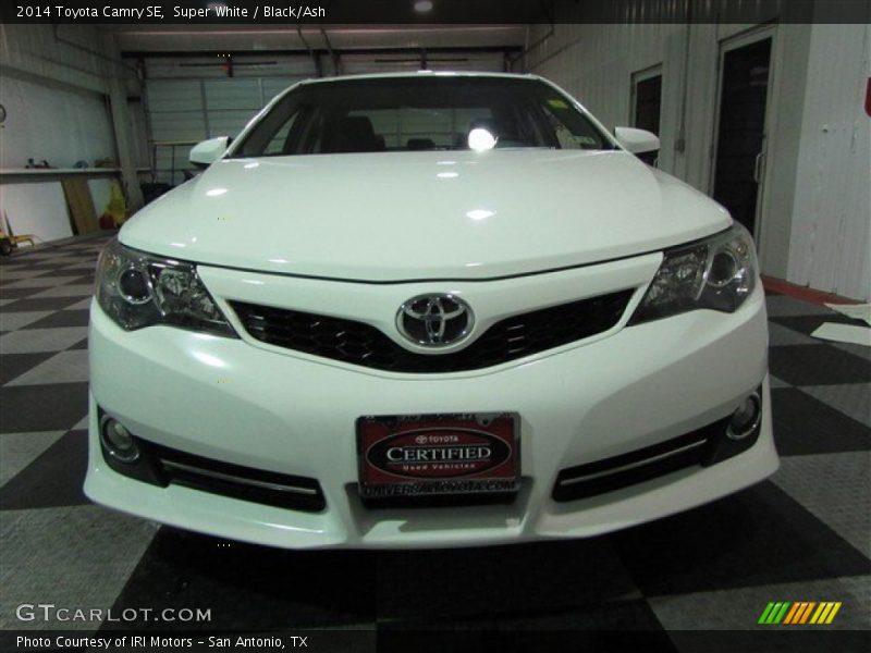Super White / Black/Ash 2014 Toyota Camry SE